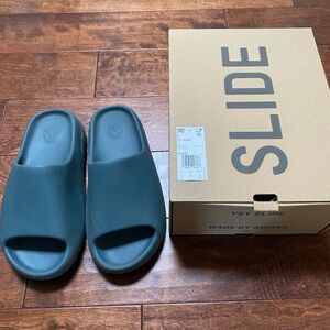 Adidas YZY Slide in grey